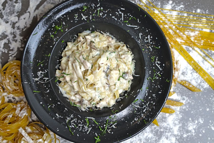 Pasta y queso servidos en un plato oscuro